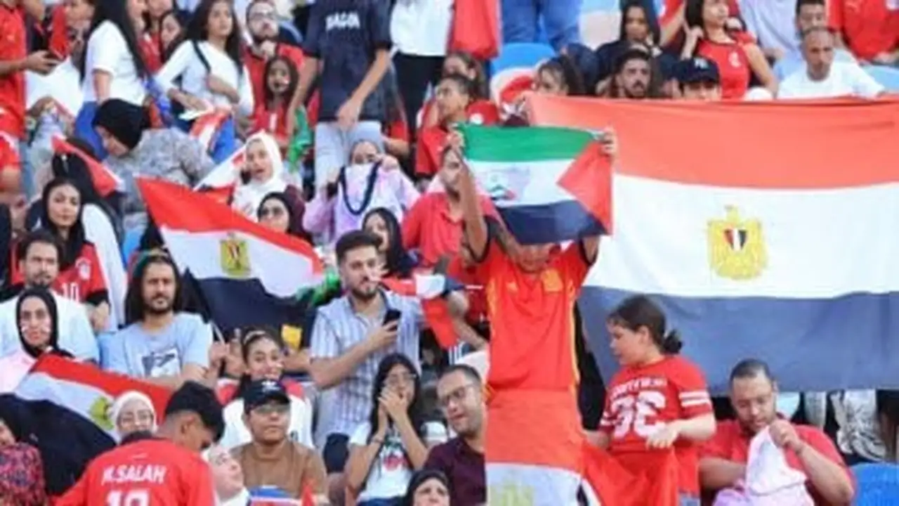 الجماهير تحتفل بعلم فلسطين في احتفالية منتخب مصر بمناسبة إنجاز كأس العالم